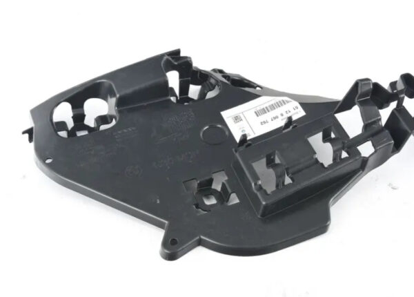NEW BMW 5 G30 REAR BUMPER CENTER GUIDE 8067762 51128067762 ORIGINAL - Image 4
