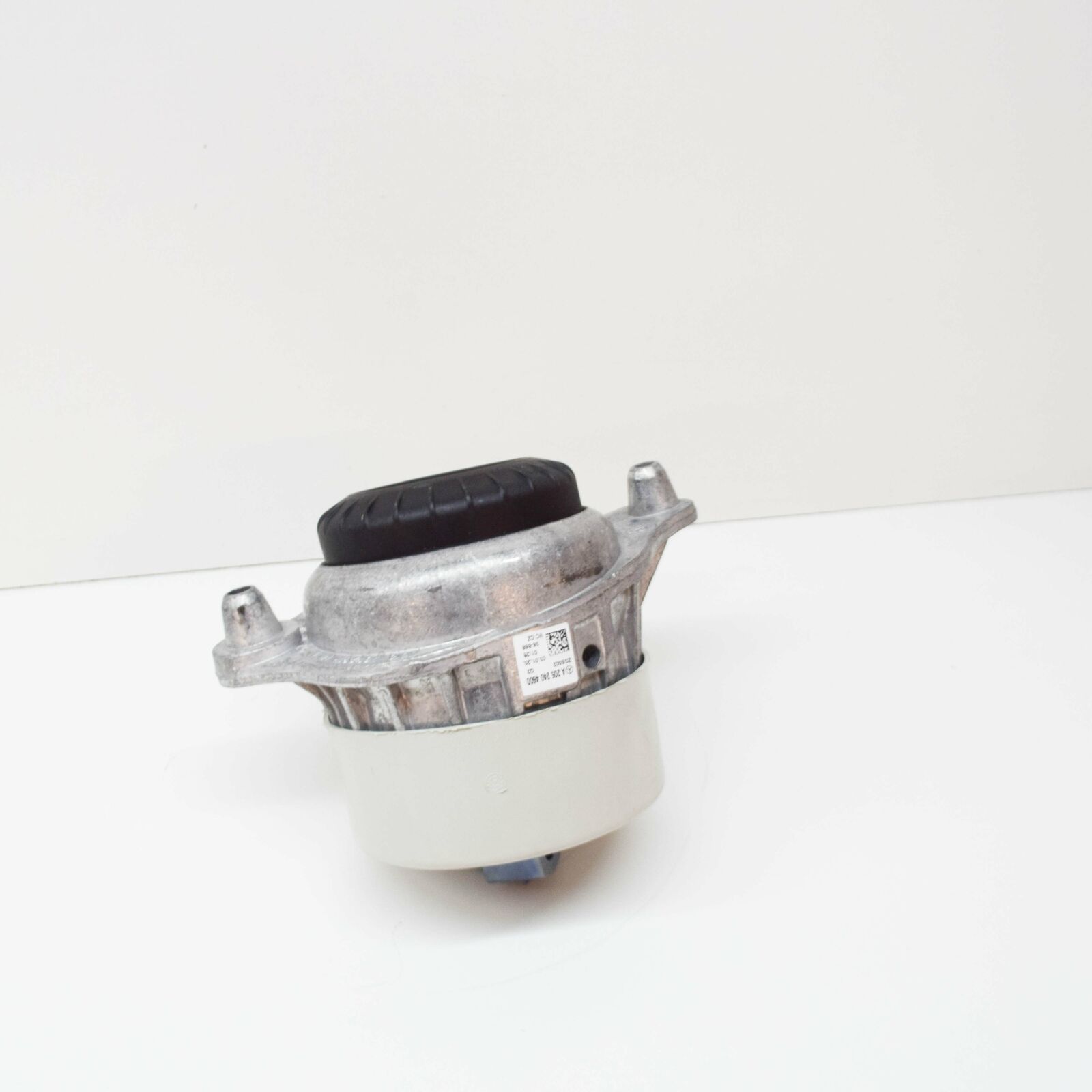 NEW MERCEDES-BENZ C-CLASS W205 ENGINE MOUNT A2052404600 ORIGINAL 4 NEW MERCEDES-BENZ C-CLASS W205 ENGINE MOUNT A2052404600 ORIGINAL - Image 4
