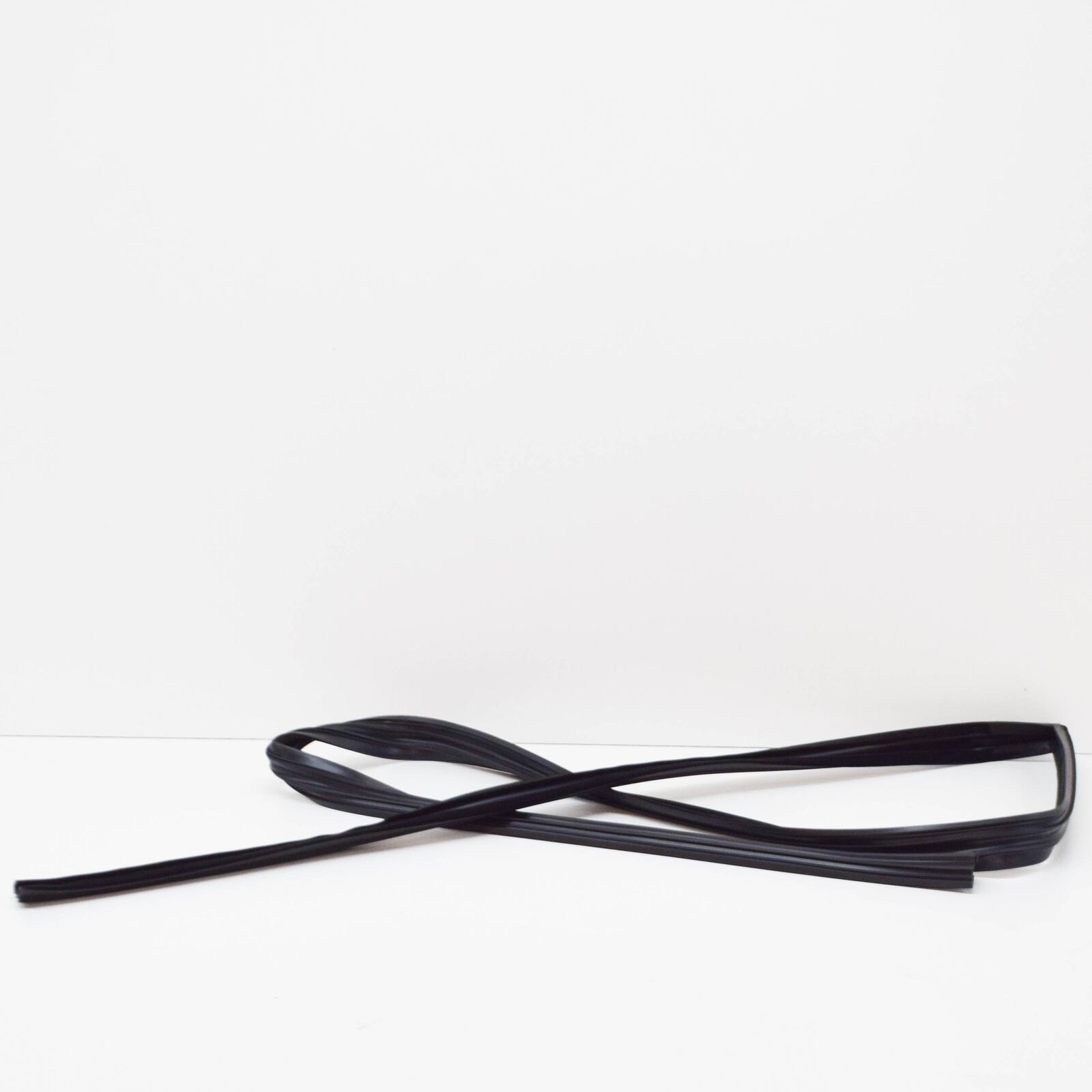 NEW BMW 3 COUPE E30 FRONT RIGHT ONE-PIECE WINDOW GUIDE 51321904782 ORIGINAL 4 NEW BMW 3 COUPE E30 FRONT RIGHT ONE-PIECE WINDOW GUIDE 51321904782 ORIGINAL - Image 4