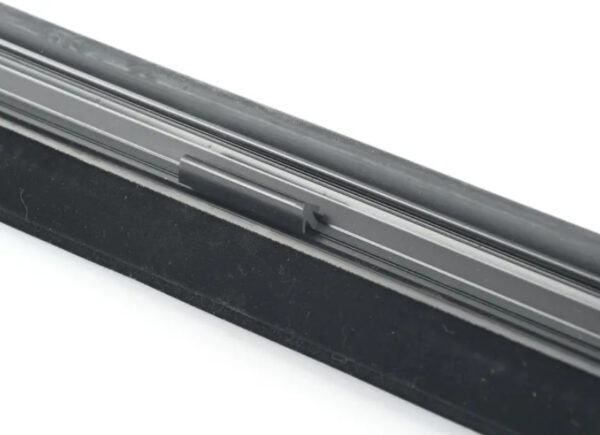 NEW VOLKSWAGEN PASSAT B7 FRONT RIGHT DOOR WINDOW GUIDE 3C4837432F5AP ORIGINAL - Image 5
