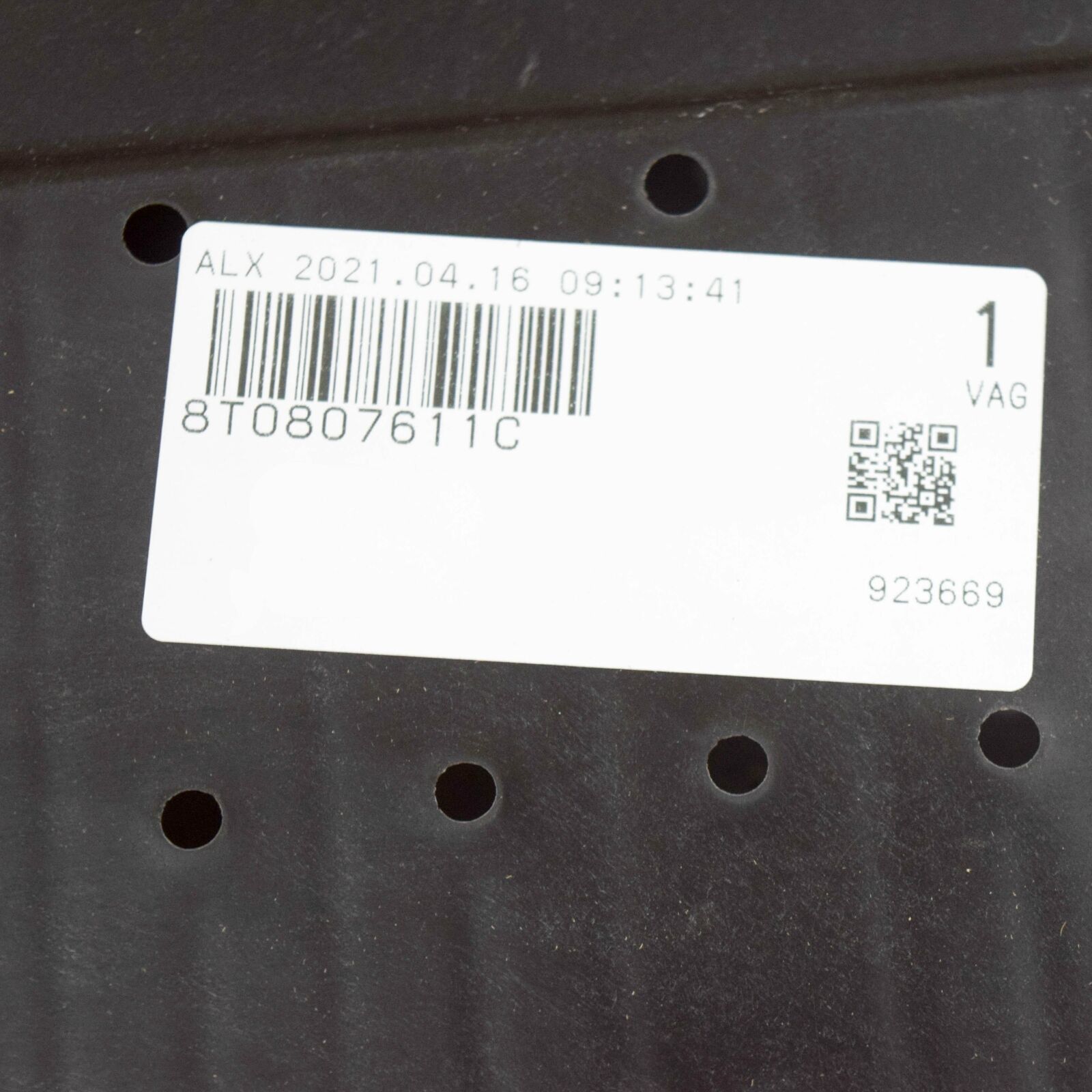 NEW AUDI A5 8T3 FRONT BUMPER LOWER CENTRE CLOSING ELEMENT 8T0807611C 7 NEW AUDI A5 8T3 FRONT BUMPER LOWER CENTRE CLOSING ELEMENT 8T0807611C - Image 7