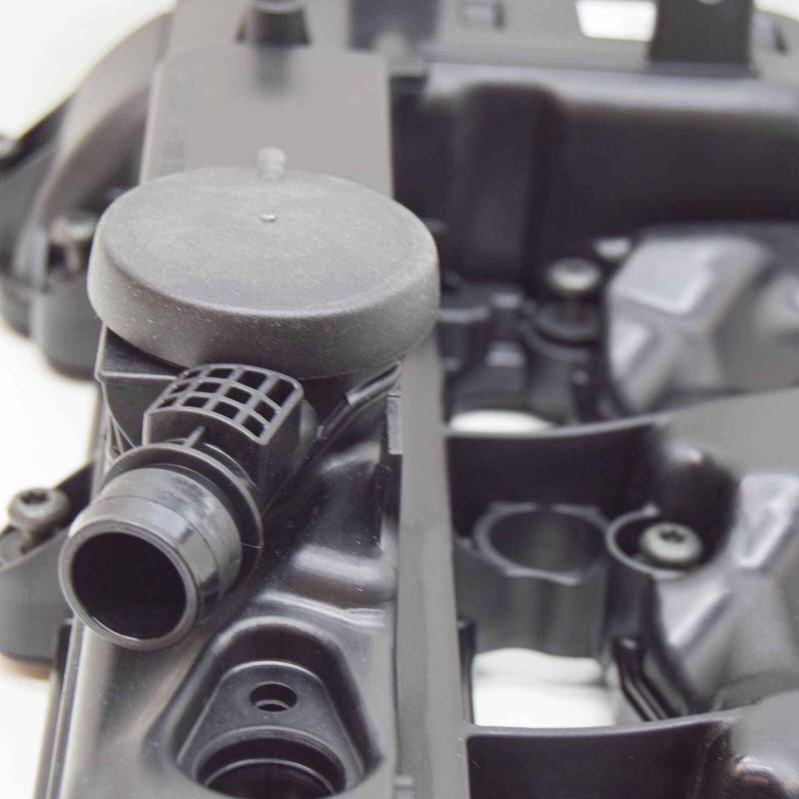 NEW MERCEDES-BENZ C-CLASS W205 VALVE COVER A6510108918 ORIGINAL 6 NEW MERCEDES-BENZ C-CLASS W205 VALVE COVER A6510108918 ORIGINAL - Image 6