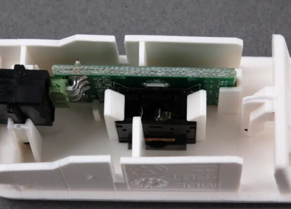 NEW VOLKSWAGEN GOLF 1K MK5 AUX IN-SOCKET 1K0035724B ORIGINAL - Image 6