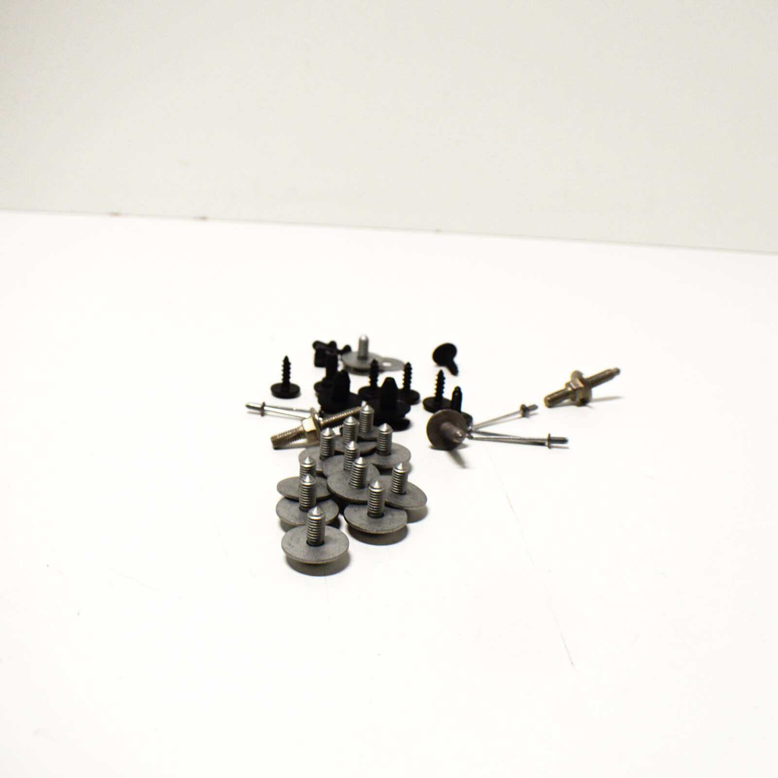 NEW AUDI A5 8W6 FRONT FENDER HARDWARE KIT 8W6098625 ORIGINAL 6 NEW AUDI A5 8W6 FRONT FENDER HARDWARE KIT 8W6098625 ORIGINAL - Image 6