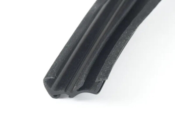 NEW VOLKSWAGEN PASSAT B7 FRONT RIGHT DOOR WINDOW GUIDE 3C4837432F5AP ORIGINAL - Image 6