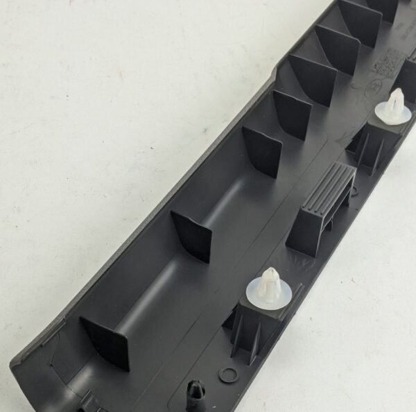 NEW GENUINE OEM 1892091 NEW FORD FIESTA MK6 WT FRONT RIGHT DOOR SCUFF PLATE 1892091 ORIGINAL