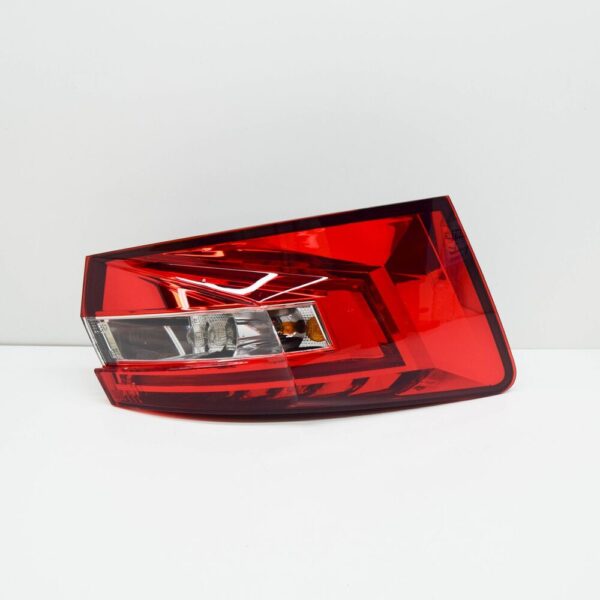 New SKODA SUPERB MK3 ESTATE, OUTER REAR LEFT REAR LIGHT 3V9945207A - Image 3
