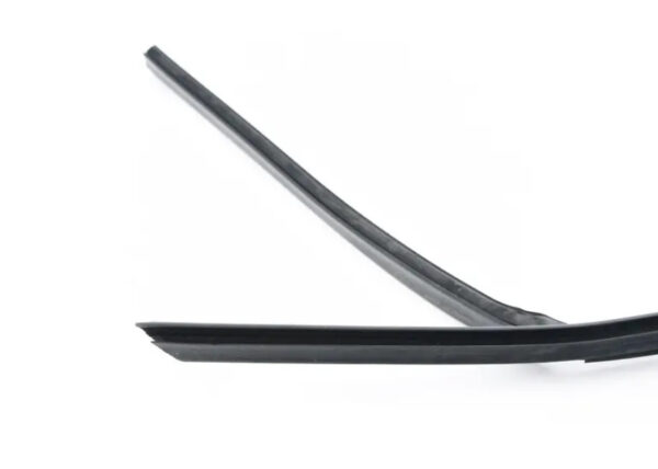 NEW AUDI A3 8P FRONT RIGHT WINDOW GLASS SEAL 8P4837440B ORIGINAL - Image 3