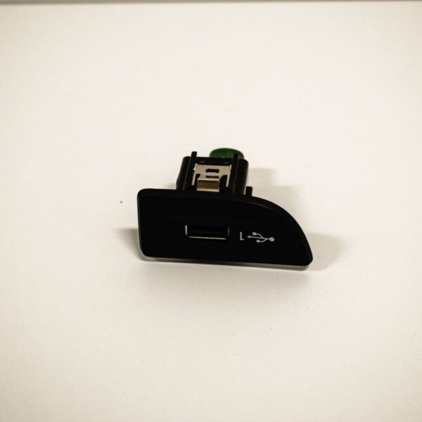 NEW AUDI A3 8V AUDIO AUXILIARY JACK INTERFACE USB PORT LHD 8V1035726 - Image 4