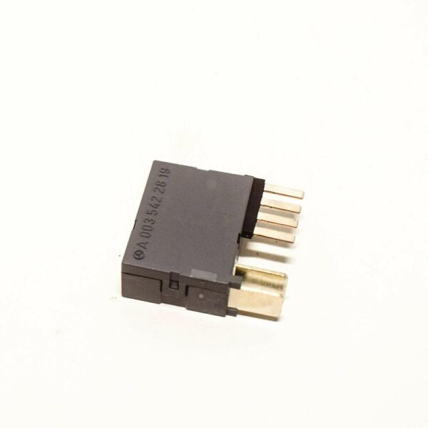 Mercedes-Benz GLA X156 Battery Relay A0035422819 NEW JANUARY - Image 4