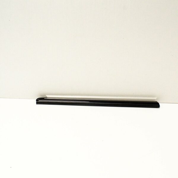 NEW MERCEDES-BENZ B W245 REAR LEFT SIDE WINDOW TRIM A1696730583 ORIGINAL - Image 4