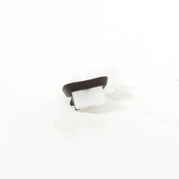 Volvo XC70 MK2 Rear Bumper Clip 30744648 NEW GENUINE - Image 3