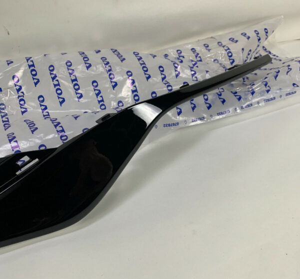 Volvo V60 MK1 bumper trim front right 31383469 new original - Image 3