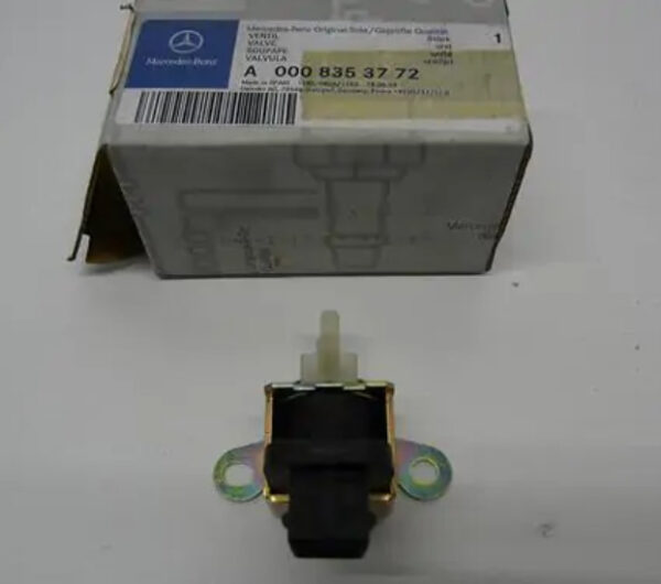 A0008353772