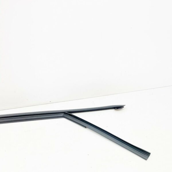 NEW MERCEDES-BENZ A W176 FRONT RIGHT DOOR WINDOW GUIDE RAIL A1767251200 ORIGINAL - Image 4